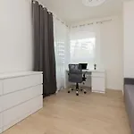 Modern Family With Parking By Renters * Warschau