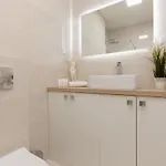 Modern Family With Parking By Renters Appartement *
