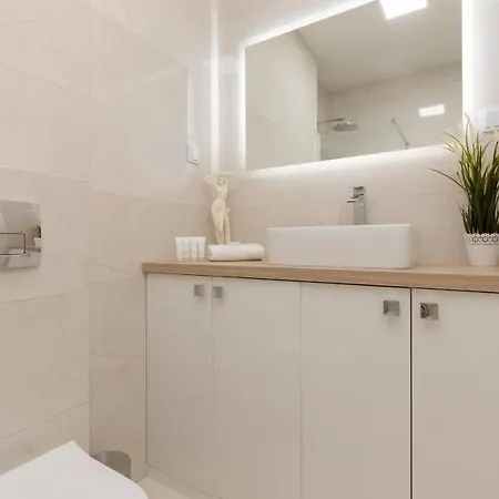 Modern Family With Parking By Renters Apartman *