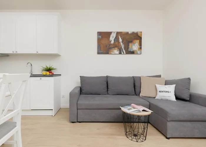 Modern Family With Parking By Renters *