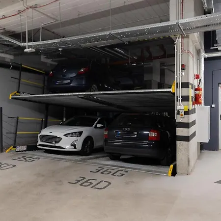 Modern Family With Parking By Renters Appartement