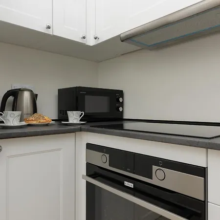 Daire Modern Family With Parking By Renters